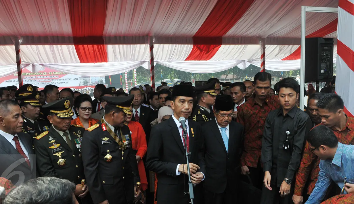 Presiden Jokowi (tengah) saat akan mengucapkan belasungkawa atas jatuhnya pesawat Hercules C-130, usai upacara HUT Polri di Mako Brimob Polri, Kelapa Dua, Depok, Rabu (1/7/2015). (Liputan6.com/Herman Zakharia)