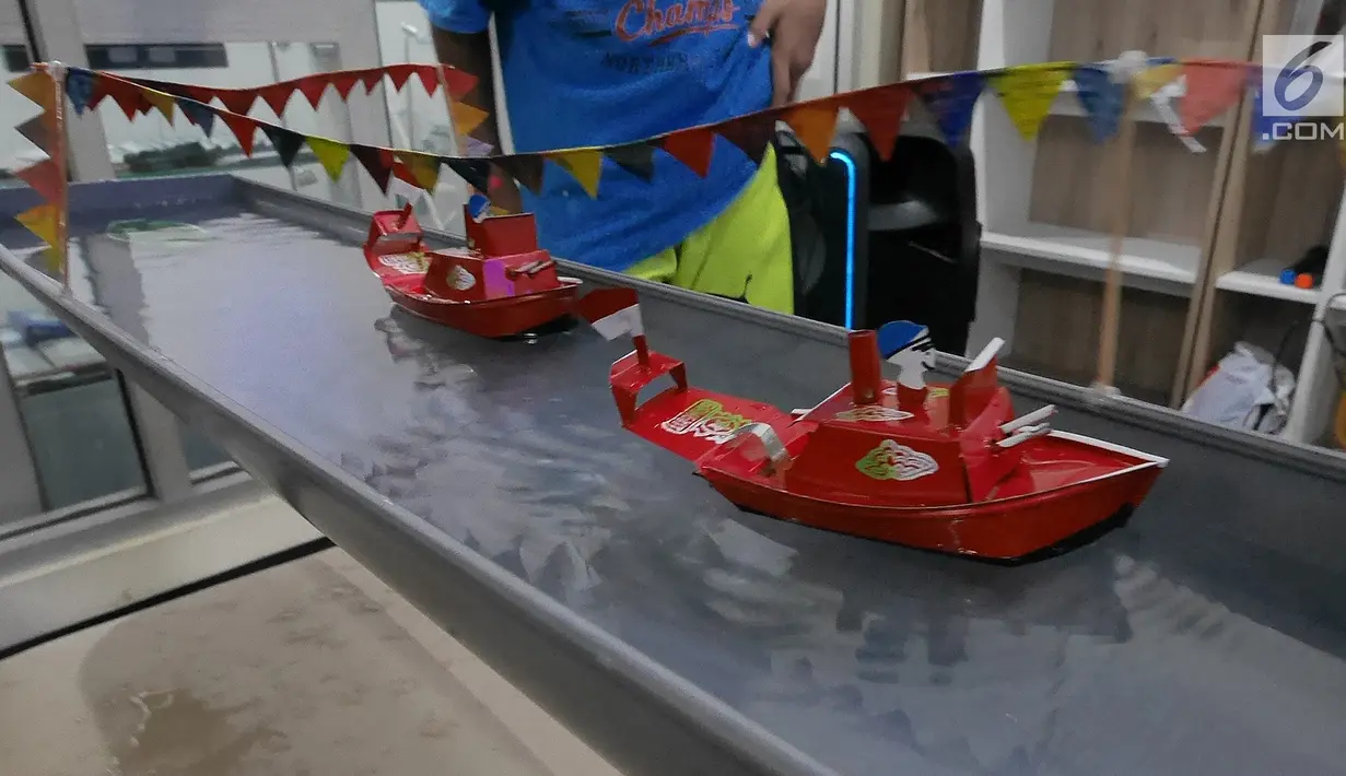 Anak-anak mengikuti kontes kapal otok-otok  di galeri kertas Studio Hanafi, Depok, Sabtu (16/2). Perlombaan itu untuk melestarikan permainan tradisional yang kini sudah mulai ditinggalkan karena tergerus permainan modern. (Liputan6.com/Herman Zakharia)