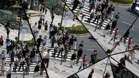 Pejalan kaki terlihat di langit-langit cermin di pusat perbelanjaan di Tokyo (11/6/2020). Cuaca panas terus berlanjut di wilayah metropolitan karena suhunya diperkirakan akan naik menjadi 31 derajat Celsius (87,8 derajat Fahrenheit), menurut biro meteorologi Jepang. (AP Photo/Eugene Hoshiko)