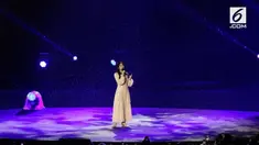 Isyana Sarasvati memukau para penonton meski di tengah hujan. Dalam kesempatan itu Isyana Sarasvati menyanyikan lagu "Asia's Who We Are". Penampilan Isyana bikin baper, tak sedikit yang merinding bahkan menitikkan air mata.