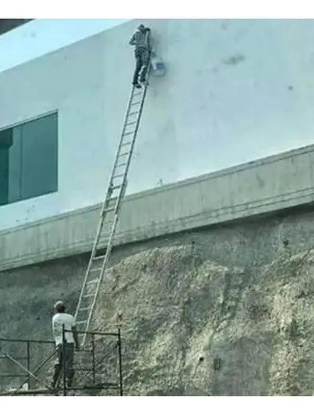6 Aksi Kuli Bangunan Naik Tangga Ini Bikin Deg-Degan, Khawatir Jatuh