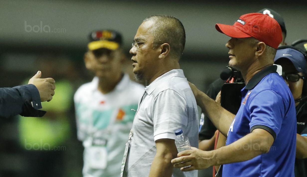 Manajer Madura United, Haruna Soemitro, diusir wasit saat pertandingan melawan PS TNI pada laga Liga 1 Indonesia di Stadion Pakansari, Bogor, Senin (18/9/2017). Madura United menang 3-2 atas PS TNI. (Bola.com/M Iqbal Ichsan)