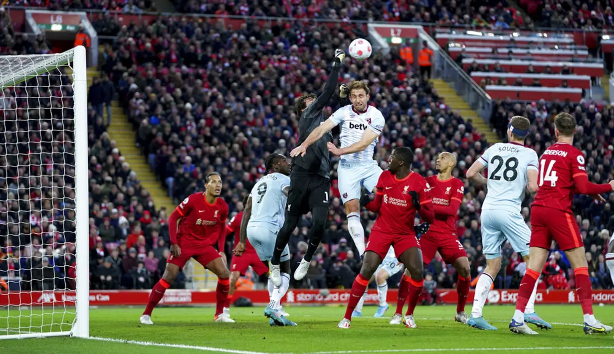Pemain West Ham United Craig Dawson (tengah) menyundul bola untuk mencetak gol ke gawang Liverpool pada pertandingan sepak bola Liga Inggris di Stadion Anfield, Liverpool, Inggris, 5 Maret 2022. Liverpool menang 1-0. (AP Photo/Jon Super)