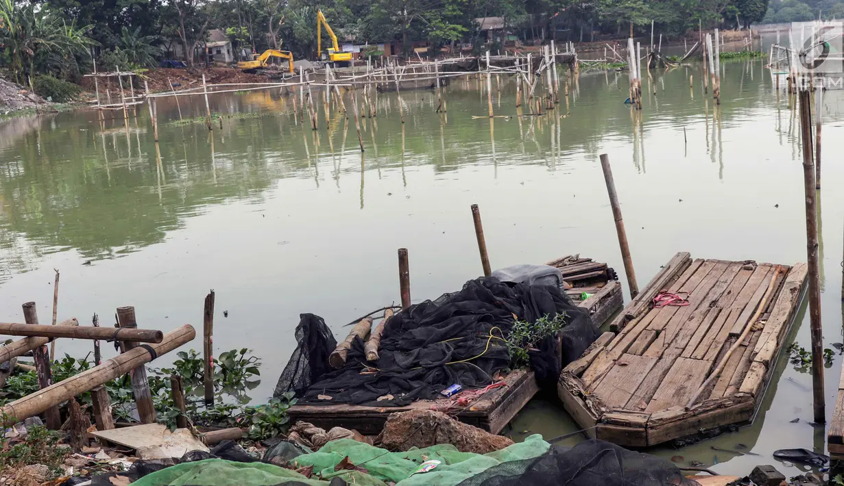 Sisa keramba milik warga terlihat di Situ Rawa Kalong, Cimanggis, Depok, Jawa Barat, Selasa (27/8/2019). Pemerintah Provinsi Jawa Barat mulai merevitalisasi kawasan Situ Rawa Kalong yang memiliki luas lebih kurang 8,25 hektar dengan anggaran sebesar Rp40 miliar. (Liputan6.com/Helmi Fithriansyah)