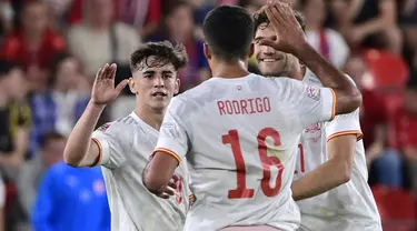 Gelandang Spanyol, Pablo Gavi diberi selamat rekan setimnya setelah mencetak gol ke gawang Republik Ceko pada pertandingan kedua Grup A2 UEFA Nations League di Stadion Eden Arena, Praha, Senin (6/6/2022). Spanyol bermain imbang atas Ceko 2-2. (Roman Vondrous/CTK via AP)