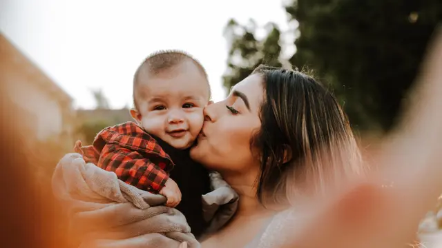 Ilustrasi ibu dan anak disabilitas. Photo by Omar Lopez on Unsplash