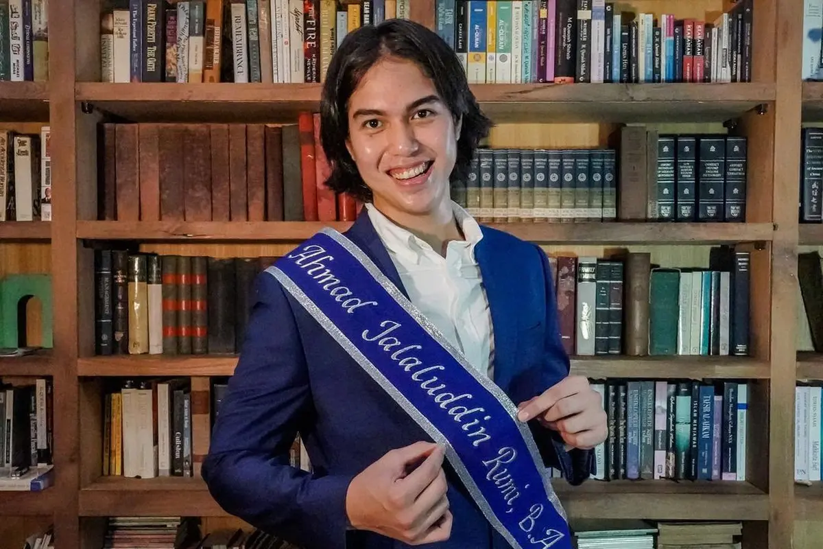 Potret El Rumi merayakan kelulusan dari University of Westminster, Inggris (https://www.instagram.com/p/CSY9bp1BBs7/)