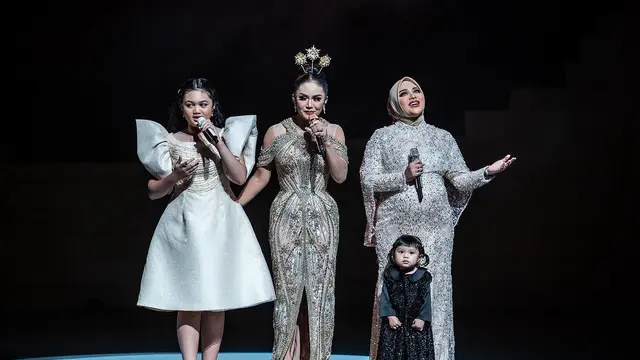 Ameena Hanna Nur Atta Adalah Anak Aurel Hermansyah dan Atta Halilintar yang Lahir pada 22 Februari 2023. Baby Ameena Berhasil Membuat Keluarga Anang Hermansyah - Ashanty dan Raul Lemos - Krisdayanti Menyatu dan Hangat [Instagram/aurelie.hermansyah]