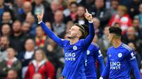 Gelandang Leicester, James Maddison, merayakan gol yang dicetaknya ke gawang Liverpool pada laga Premier League di Stadion Anfield, Liverpool, Sabtu (5/10). Liverpool menang 2-1 atas Leicester. (AFP/Paul Ellis)