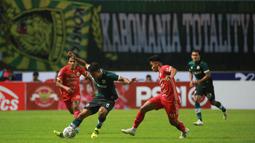 Pemain Persikabo 1973,&nbsp;Gustavo Henrique Barbosa (dua kiri) dijaga ketat pemain Persija Jakarta, Firza Andika (kiri) dan&nbsp;Muhammad Ferarri (dua kanan) dalam pertandingan pekan keempat BRI Liga 1 2022/2023 di Stadion Pakansari, Cibinong, Minggu (14/8/2022). (Bola.com/M Iqbal Ichsan)