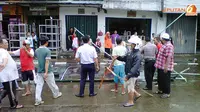 Angin Kencang Terbangkan Atap Jembatan di Senen