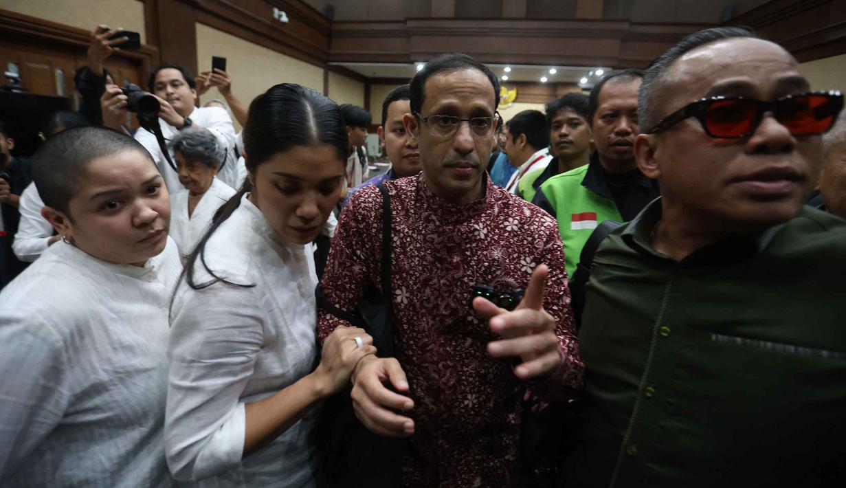 Mantan Menteri Pendidikan, Kebudayaan, Riset, dan Teknologi (Mendikbudristek), Nadiem Anwar Makarim (ketiga kiri), berbareng istrinya, Franka Franklin Makarim (kedua kiri), usai sidang pembacaan tuntutan di Pengadilan Tindak Pidana Korupsi Jakarta, Rabu 13 Mei 2026. (Kapanlagi.com/Budy Santoso)