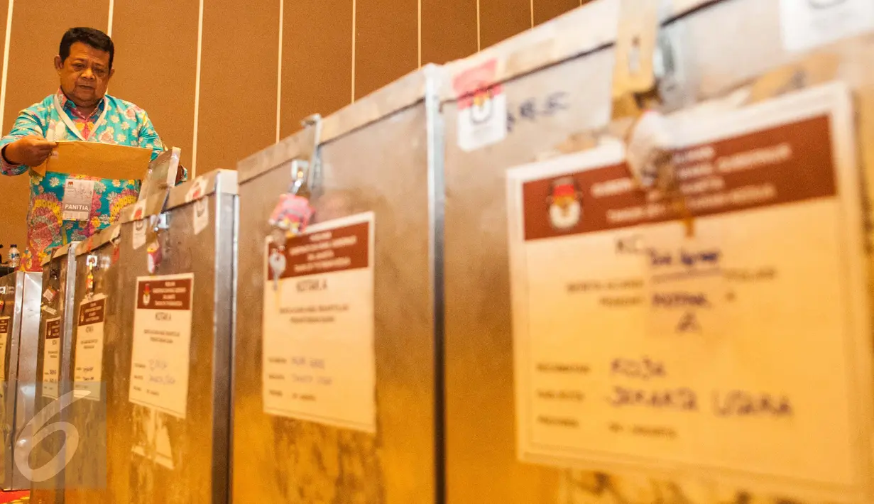 Petugas mengambil berita acara seusai rekapitulasi penghitungan suara di Ancol, Jakarta, Kamis (27/4). Dalam rekapitulasi tersebut pasangan Anies - Sandiaga unggul dengan meraih 466.340 suara. (Liputan6.com/Gempur M. Surya)