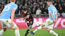 Tertinggal membuat AC Milan mencoba untuk menaikkan intensitas serangan mereka. Namun, hingga babak pertama berakhir skor 1-0 untuk keunggulan Lazio tidak berubah. Tampak dalam foto, gelandang AC Milan asal Amerika Serikat, Christian Pulisic (tengah) berebut bola dengan bek Lazio asal Montenegro, Adam Marusic, pertandingan pekan ke-29 Serie A Italia 2025/2026 di Olimpico Stadium, Roma, Minggu 15 Maret 2026 waktu setempat atau Senin (16/3/2026) dini hari WIB. (Alberto PIZZOLI/AFP)