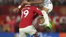 Penyerang Liverpool Luis Diaz dilanggar oleh bek Manchester United Raphael Varane pada laga pekan ketiga Liga Inggris di Stadion Old Trafford, Selasa (23/8/2022) dini hari WIB. Secara luar biasa MU menang perdana di Liga Inggris musim 2022/2023 dengan mengalahkan rival abadi Liverpool 2-1. (AP Photo/Dave Thompson)