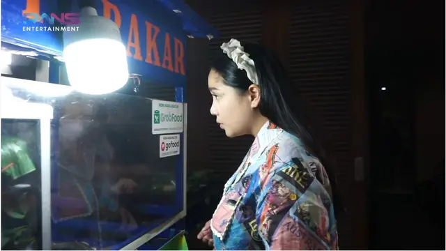6 Momen Nagita Slavina Cicipi Nasi Bakar Melati Eks JKT48, Lontarkan Pujian