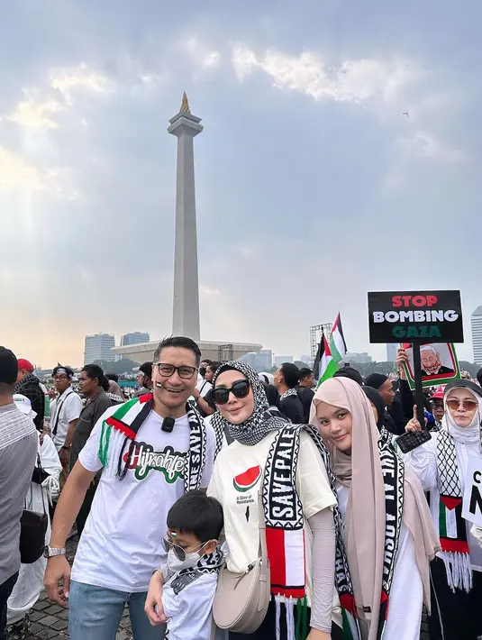 Fenita Arie memboyong keluarga dalam aksi tersebut. Fenita bersama suami Arie Untung dan juga anaknya. "Ngajak bocil 2 #freepalestine," tulis Arie Untung. [Instagram/fenitarie]