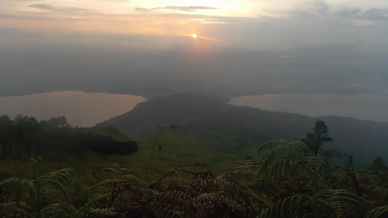 Sunrise dilihat dari puncak Pusuk Buhit