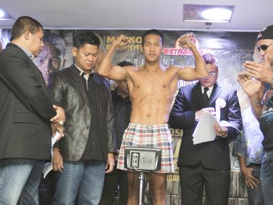 Petinju Indonesia, Daud Yordan, melakukan timbang badan jelang laga melawan petinju Jepang, Yoshitaka Kato. (Bola.com/Vitalis Yogi Trisna)