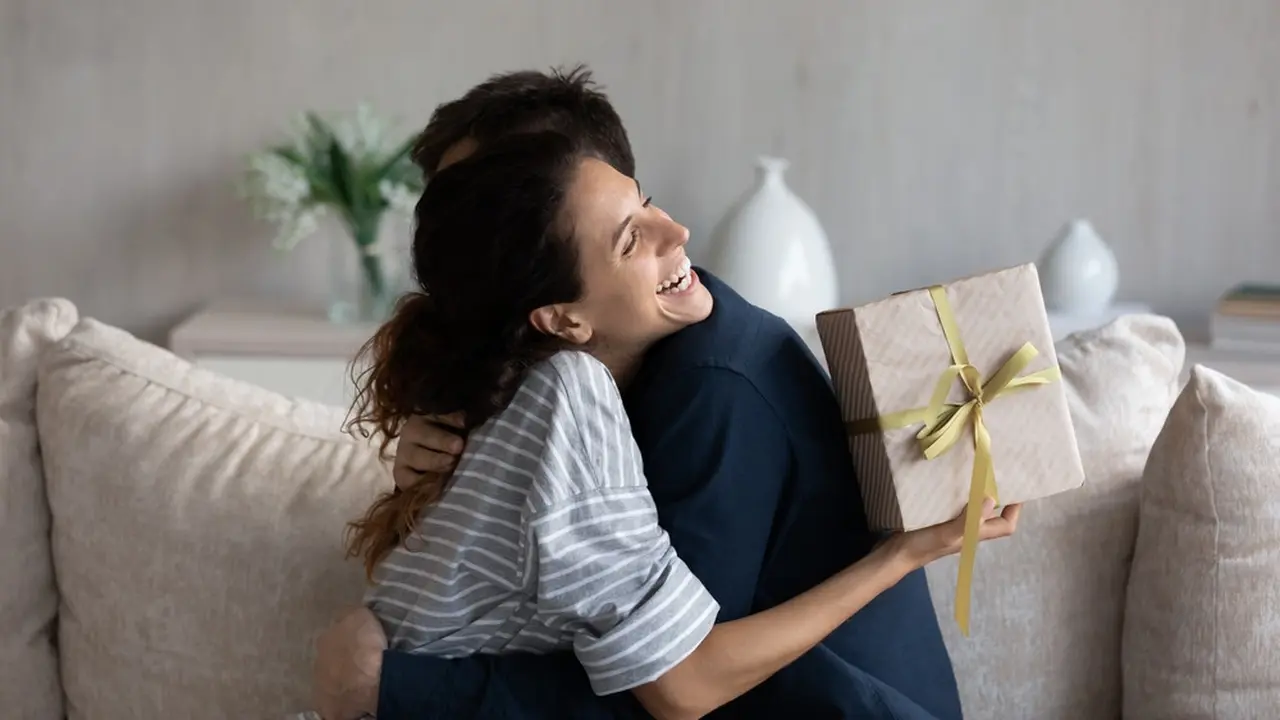 3 Inspirasi Hadiah untuk Perempuan dengan Love Language “Receiving Gifts”