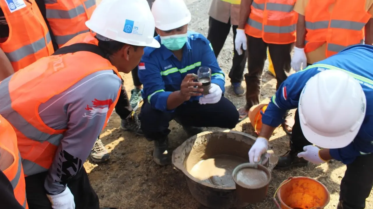 Proses pembuatan rumah tahan gempa yang berbahan baku limbah debu. (Dian Kurniawan/Liputan6.com)