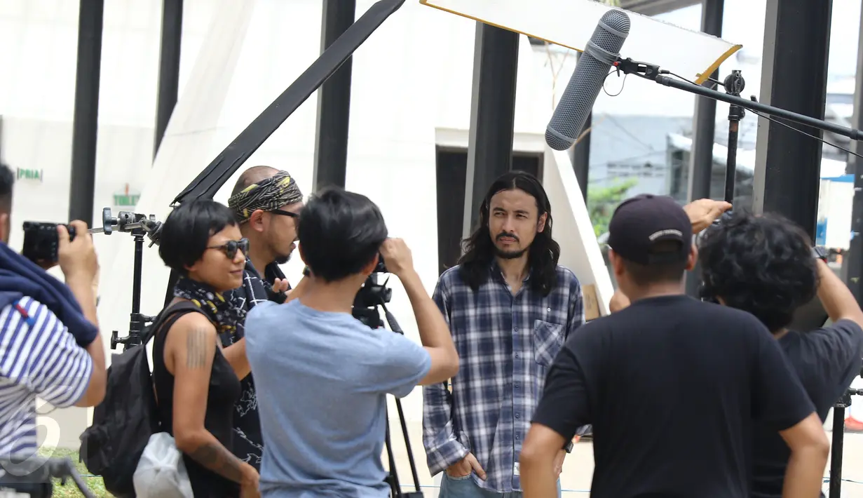 Marcello Tahitoe saat ikut dalam syuting video klip untuk Ahok di RPTRA Kalijodo, Jakarta, Kamis (5/1). Video klip ini dibuat sebagai bentuk dukungan untuk Ahok dan Djarot. (Liputan6.com/Herman Zakharia)