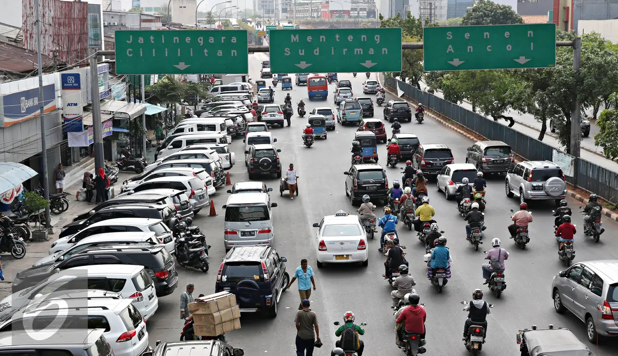 Sejumlah kendaraan melintasi Jalan Pramuka, Jakarta, Jumat (20/11). Banyaknya kendaraan pribadi yang parkir di kawasan tersebut menjadi salah satu penyebab kemacetan. terutama saat pagi hingga siang hari. (Liputan6.com/Immanuel Antonius)