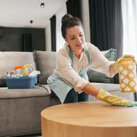 Tidak perlu selalu pergi ke gym untuk membuat tubuh tetap aktif, karena membersihkan rumah pun bisa menjadi bentuk kardio ringan. [Dok/freepik.com]