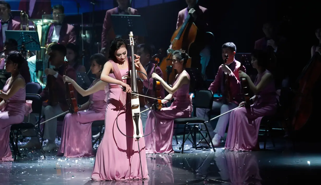 Pertunjukan Orkestra Samjiyon dari Korea Utara saat tampil di Gangneung, Korea Selatan, Kamis (8/2). Mereka memainkan lagu-lagu dari Korut dan Korsel serta lagu musikal Broadway. (Kim Hong-Ji / Pool via AP)