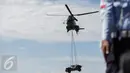 Helikopter Super Puma yang mengangkut kendaraan P-6 ATV saat unjuk kebolehan simulasi penyelamatan sandera dalam rangkaian acara perayaan ulang tahun TNI AU di Halim Perdanakusuma, Minggu (9/4). TNI AU memperingati HUT ke-71. (Liputan6.com/Faizal Fanani)