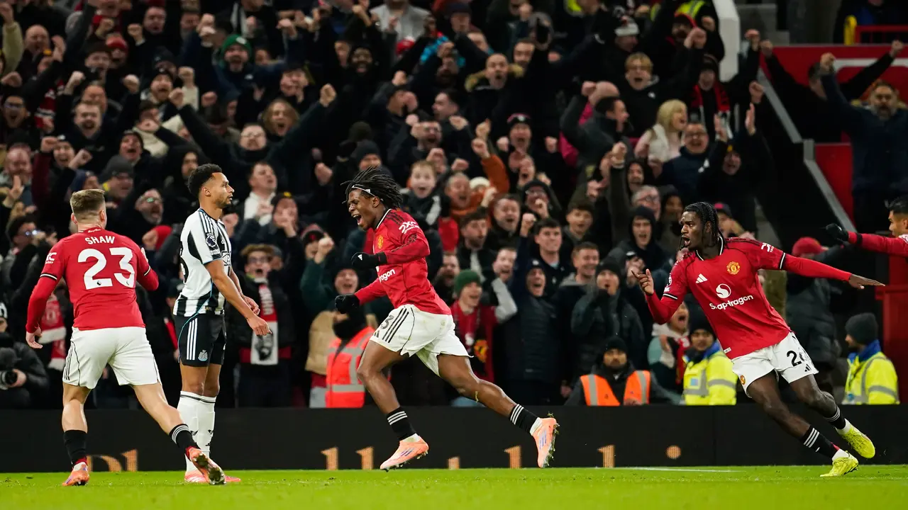 Pemain Manchester United, Patrick Dorgu (tengah), merayakan gol dalam laga Liga Inggris antara Manchester United vs Newcastle