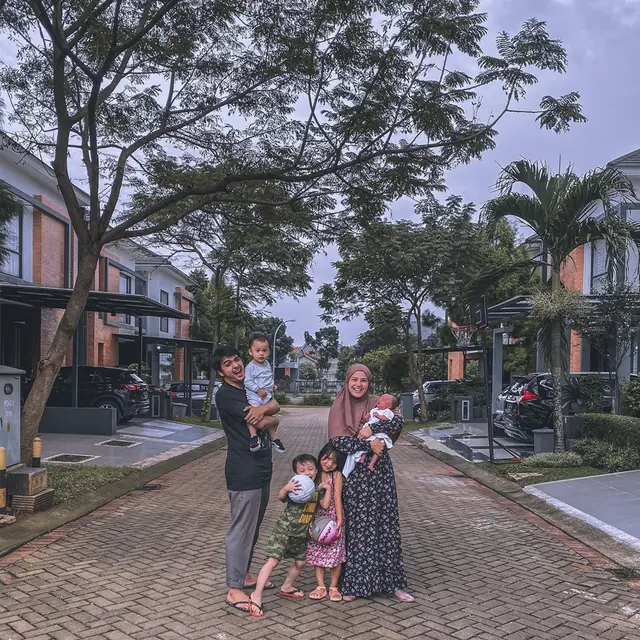 Dikaruniai Empat Anak, Ini 6 Potret Keluarga Kecil Ricky Harun dan Herfiza