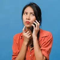 Potret wanita yang bingung karena tidak diberi kepastian oleh gebetan (Foto: Freepik/tirachardz).