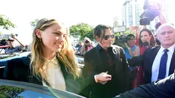 Johnny Depp dan istri Amber Heard turun dari mobil saat tiba di Pengadilan Southport Magistrates, Gold Coast Australia, (18/4/2016). Johnny Depp dan istri menghadapi sidang pengadilan atas impor ilegal anjing pasangan ke Australia. (REUTERS/Dave Hunt/AAP)