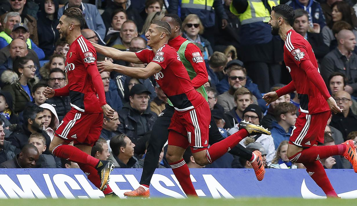 Para pemain Watford merayakan gol yang dicetak Roberto Pereyra ke gawang Chelsea pada laga Premier League di Stadion Stamford Bridge, London, Sabtu (21/10/2017). Chelsea menang 4-2 atas Watford. (AFP/Ian Kington)