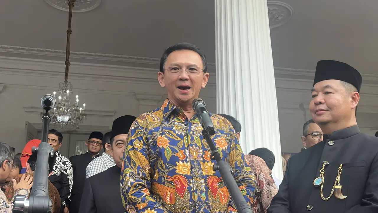 Mantan Gubernur Jakarta sekaligus politikus PDI Perjuangan (PDIP) Basuki Tjahaja Purnama alias Ahok di Balai Kota, Jakarta, Selasa (31/12/2024). (Liputan6.com/Winda Nelfira)
