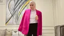 Menggunakan warna cerah juga bisa jadi pilihan. Olla Ramlan memilih paduan hijab pastel pink, dan blazer pink cerah untuk tampilan ceria yang elegan. (Foto: Instagram: Olla Ramlan)