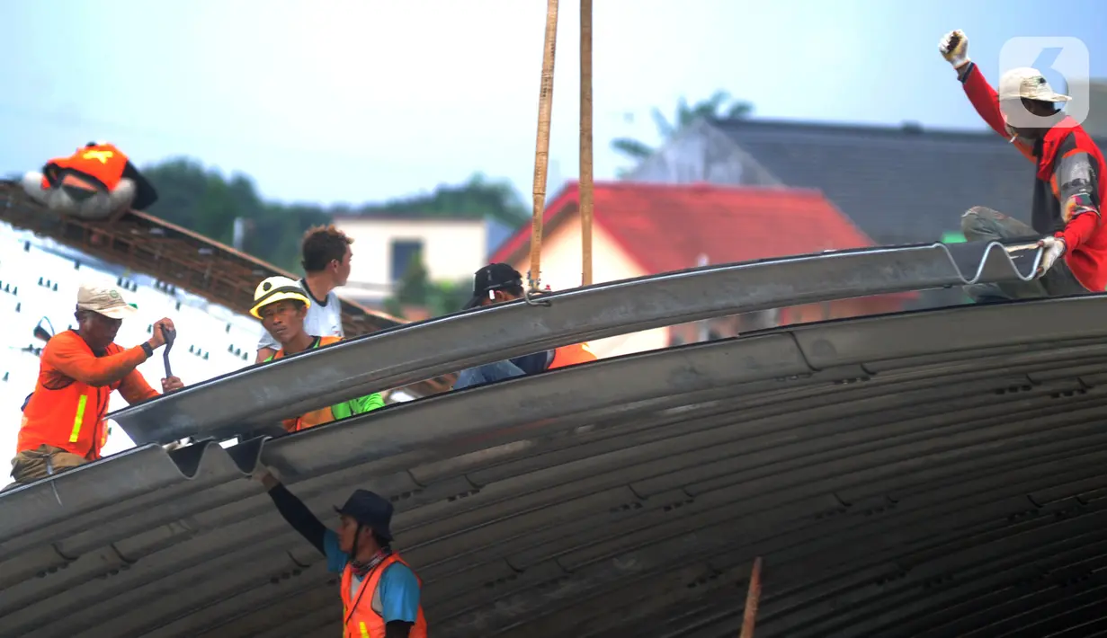 Pekerja memasang baja konstruksi saat pembangunan Flyover Gaplek di Jalan Martadinata,  Pamulang, Tangerang Selatan, Minggu (1/3/2020). Pembangunan Flyover Gaplek ditargetkan selesai pada tahun ini. (merdeka.com/Arie Basuki)