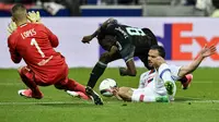 Striker Ajax Amsterdam, Bertrand Traore, berebut bola dengan bek Olympique Lyon, Jeremy Morel, pada laga semifinal Liga Europa di Stadion Parc Olympique Lyonnais, Kamis (12/05/2017). Lyon menang dengan skor 3-1. (AFP/Jeff Pachoud)