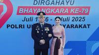 Kebaya Panjang dengan Selendang Ikat Samping Pinggang ala Uut Permatasari (@uutpermatasari)
