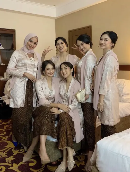 Enzy pun tampak beberapa kali mengenakan kebaya saat menjadi bridesmaid. Misalnya saja ia mengenakan kebaya model kutu baru warna rose gold lengkap dengan slendanh dan bros. Kebaya tersebut semakin indah dengan kain batik lilit warna cokelat. @enzystoria