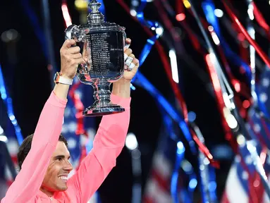 Rafael Nadal mengangkat trofi AS Terbuka 2017 setelah mengalahkan petenis Afrika Selatan, Kevin Anderson pada final tunggal putra di USTA Billie Jean King National Tennis Center,  New York, (10/9/2017). Rafael Nadal menang 6-3, 6-3, 6-4. (AFP/Jewel Samad)