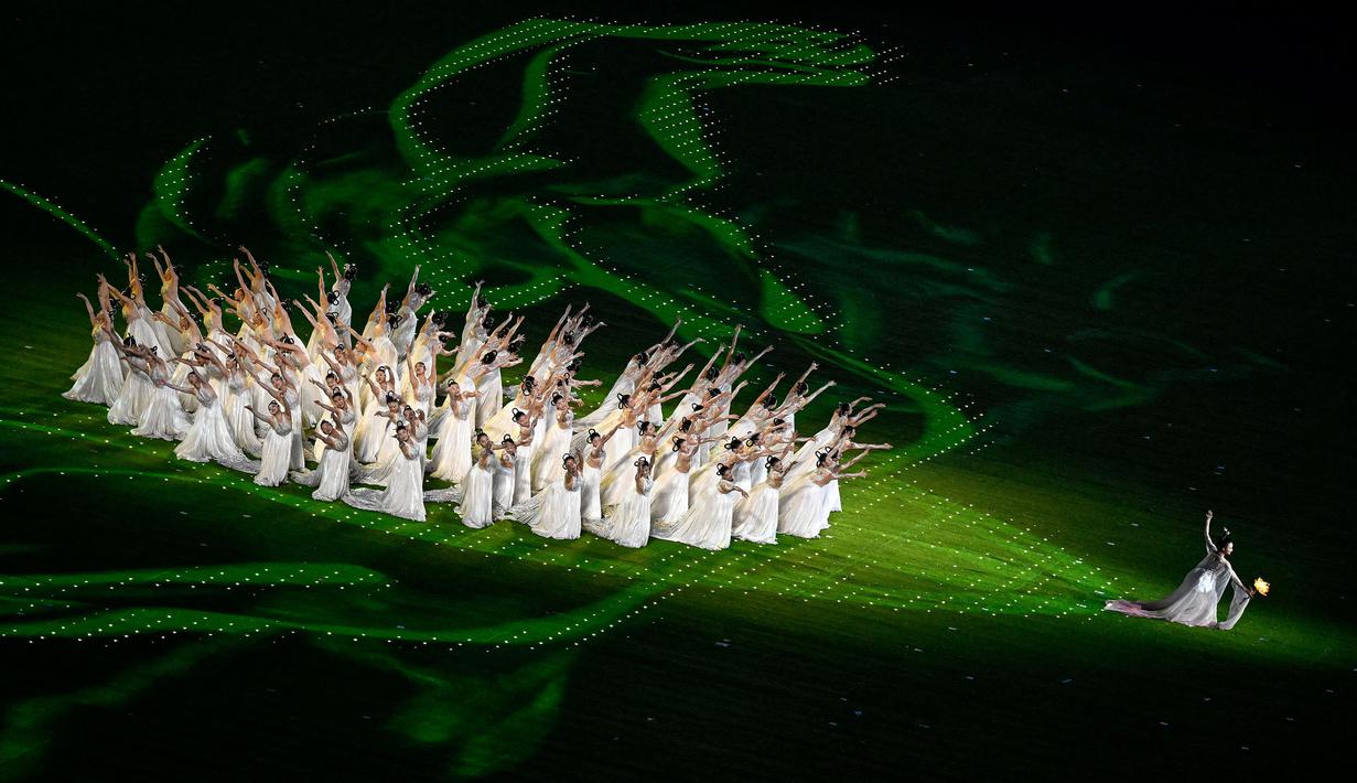 Pertunjukan tari saat upacara penutupan Asian Games 2022 yang berlangsung di Hangzhou Olympic Sports Centre Stadium, Hangzhou, China pada Minggu (08/10/2023). (AFP/Jade Gao)