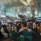 Calon jemaah umrah saat berada di Bandara Soekarno-Hatta. Mereka tertahan setelah Arab Saudi mengeluarkan larangan umrah lantaran mengantisipasi virus corona. (Liputan6.com/Pramita Tristiawati)