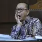 Terdakwa dugaan korupsi penerbitan SKL BLBI, Syafruddin Arsyad Temenggungmenyimak keterangan saksi ahli pada sidang lanjutan di Pengadilan Tipikor, Jakarta, Senin (6/8). Sidang mendengar keterangan dua saksi ahli. (Liputan6.com/Helmi Fithriansyah)