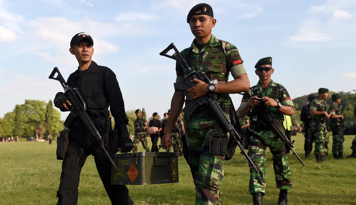 Tentara Indonesia berkumpul untuk persiapan keamanan di Denpasar, Bali, Indonesia (23/6). Menjelang kunjungan mantan Presiden AS Barack Obama, petugas gabungan disiapkan. (AFP Photo/Sonny Tumbelaka)