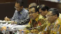 Menteri Sekretaris Negara Pratikno mengikuti rapat dengar pendapat (RDP) bersama Komisi II DPR, di Gedung DPR, Senayan, Jakarta, Senin (2/2/2015). (Liputan6.com/Andrian M Tunay) 