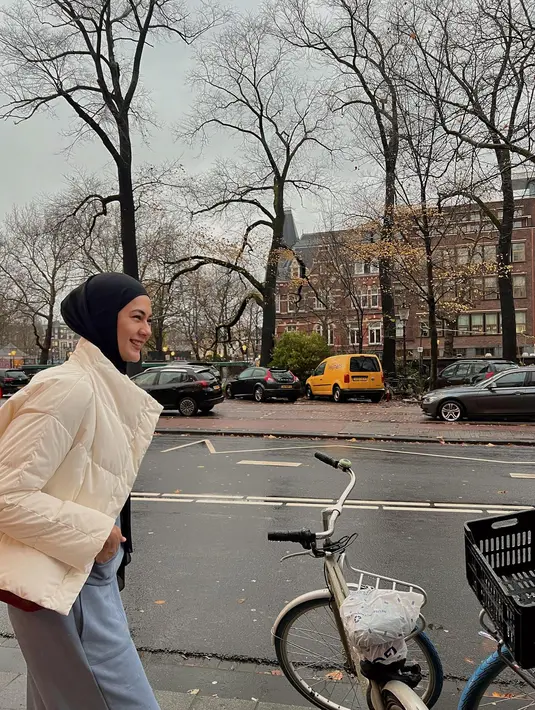 <p>Mengenakan puffer putih, Paula Verhoeven menikmati keindahan Belanda dengan sepeda. Tampaknya musim di sana sudah mulai memasuki winter. (Foto: Instagram/ paula_verhoeven)</p>