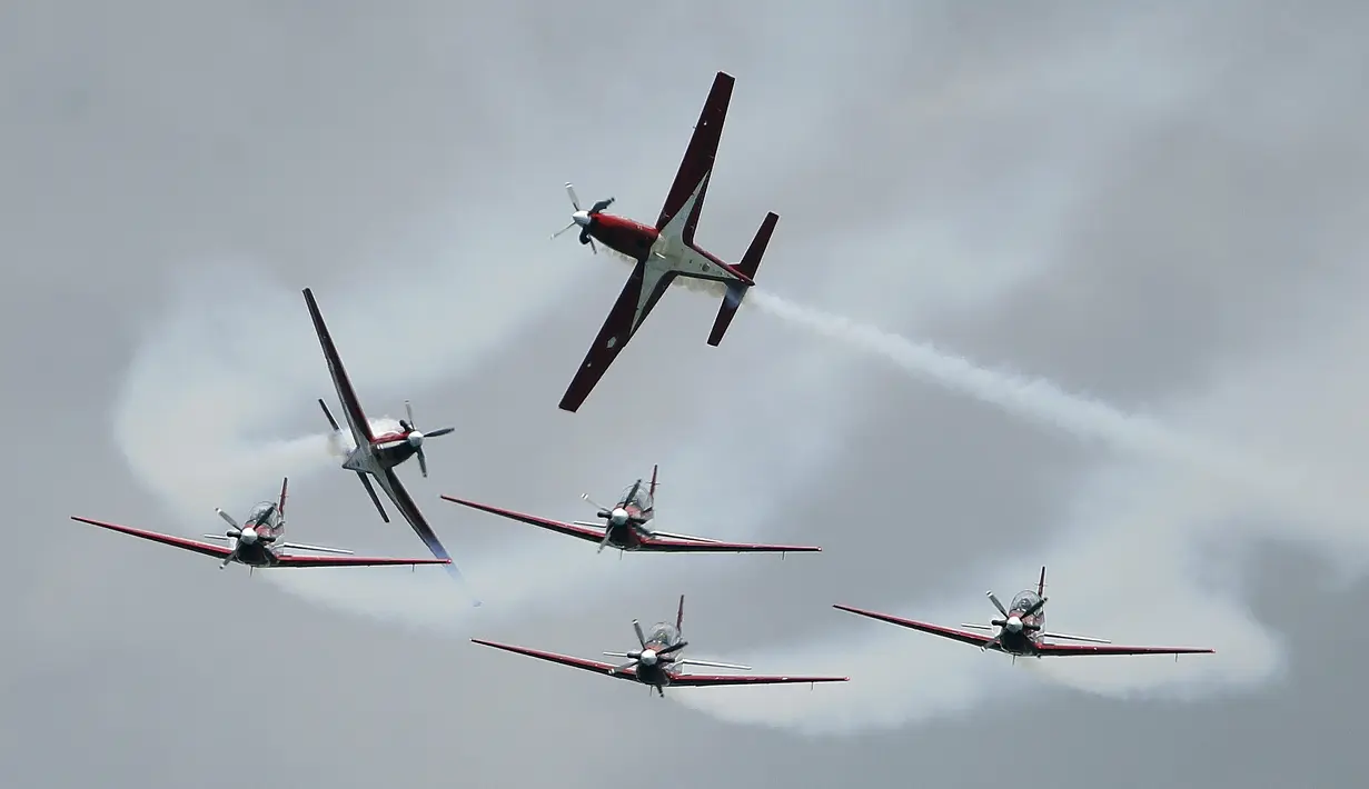 Jupiter Aerobatic Team TNI AU ikut serta dalam pertunjukan udara selama Singapore Airshow 2022 di Changi Exhibition Centre, Singapura, 15 Februari 2022. Singapore Airshow 2022 berlangsung pada 15 hingga 18 Februari. (AP Photo/Suhaimi Abdullah)