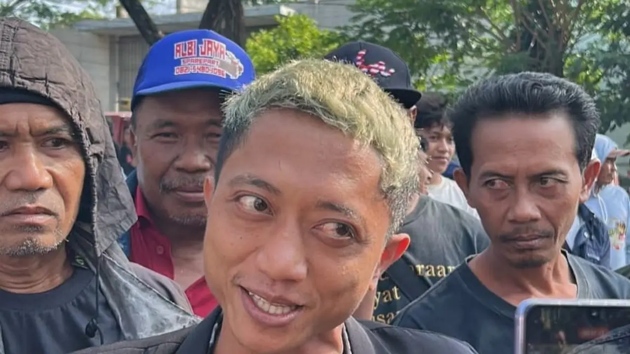 Husein Kembali Bikin Heboh, Janji Jalan Keliling Alun Alun Pati Pake Pampers Jika Sudewo Bebas